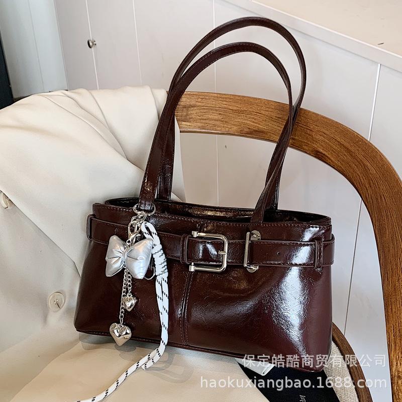 Корейская нишевая сумка подмышку женская 2025 новая трендовая осенне-зимняя модная сумка-тоут для通勤, простая и универсальная сумочка