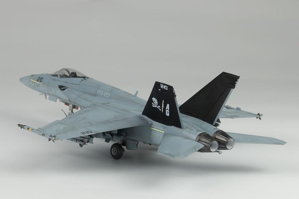 Platz Американский истребитель Super Hornet Jolly Rogers Пластиковая модель 1/72 палубный F/A-18E VFA-103 AE-43 (Самолет)