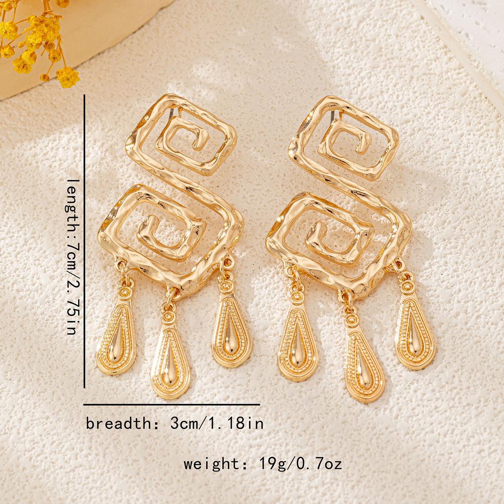 Персонализированные серьги в преувеличенном этническом стиле