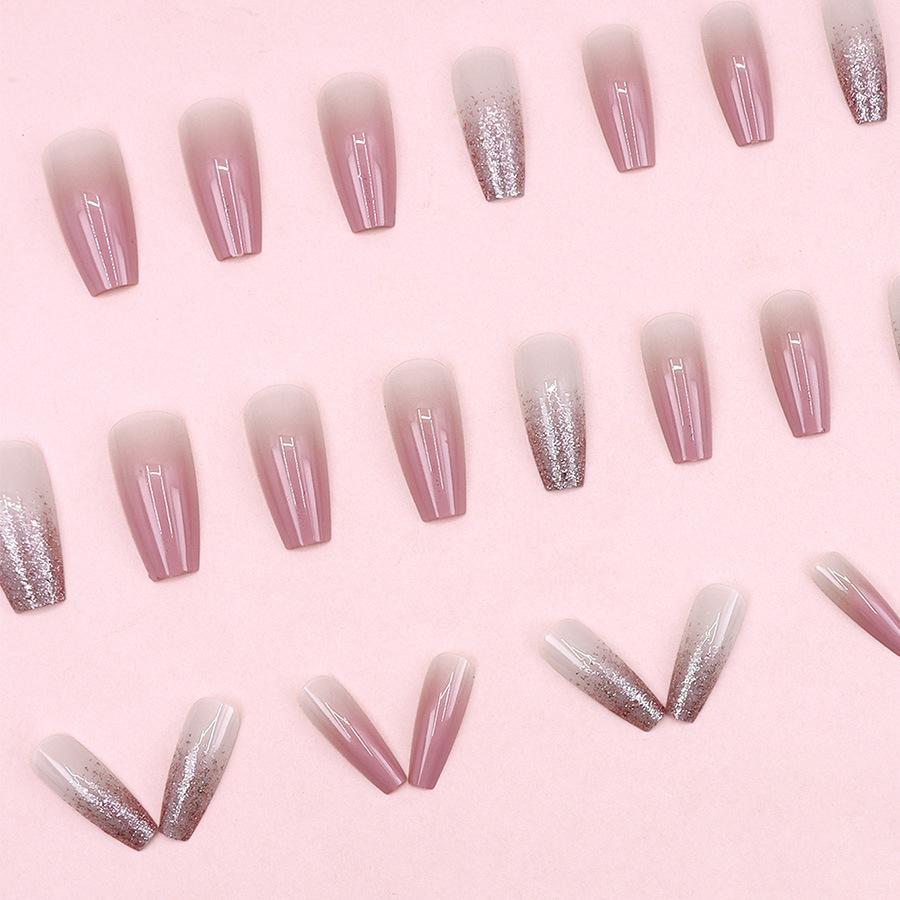 24 шт. Крупные блестки сочетаются с розовыми подушечками для ногтей, что очень важно для привлечения внимания.. Нежные девушки носят нейл-арт.