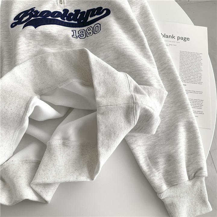 Женский светло-серый худи в стиле ретро с вышивкой и повседневной молнией до середины груди