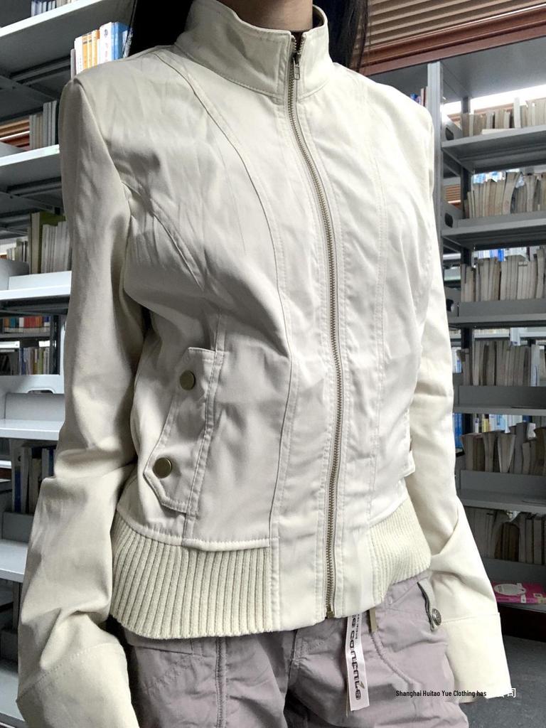 Куртка в корейском ретро-стиле с воротником-стойкой и приталенным силуэтом - Коллекция Осень 2025