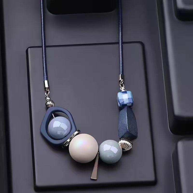 Новые декоративные items одежда ожерелья аксессуары женская индивидуальность короткие свитеры цепные замки костяные цепи color blocked бусинные ожерелья