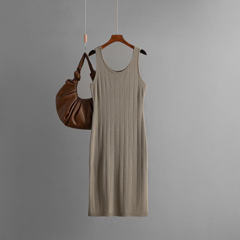 Новое облегающее вязаное платье-халтер с двойным круглым вырезом и однотонной расцветкой стройнит и подчеркивает фигуру.