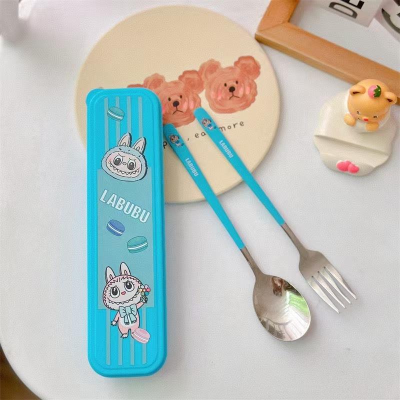 Набор портативной посуды Labubu из двух предметов, мультяшные вилка и ложка из нержавеющей стали, коробка для хранения, студенческий портативный набор столовой посуды