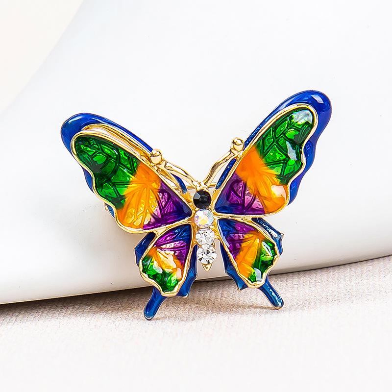 Элегантная эмалевая брошь в виде бабочки — модный аксессуар для костюма высокого класса