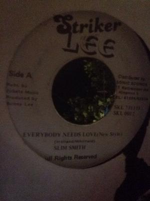 7-дюймовая пластинка SLIM SMITH - Everybody Needs Love SKL0012 Striker Lee 1986 Ямайка Регги, Ска и Даб Б/у
