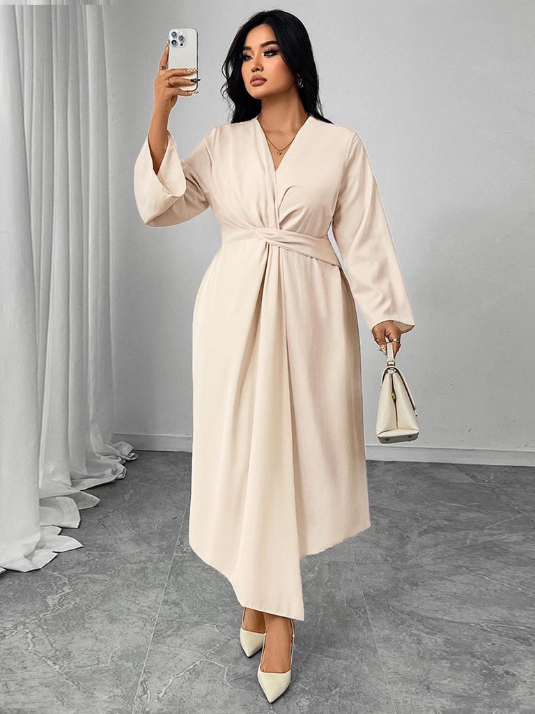 Элегантное облегающее платье с длинными рукавами, подчеркивающее талию, с асимметричным подолом