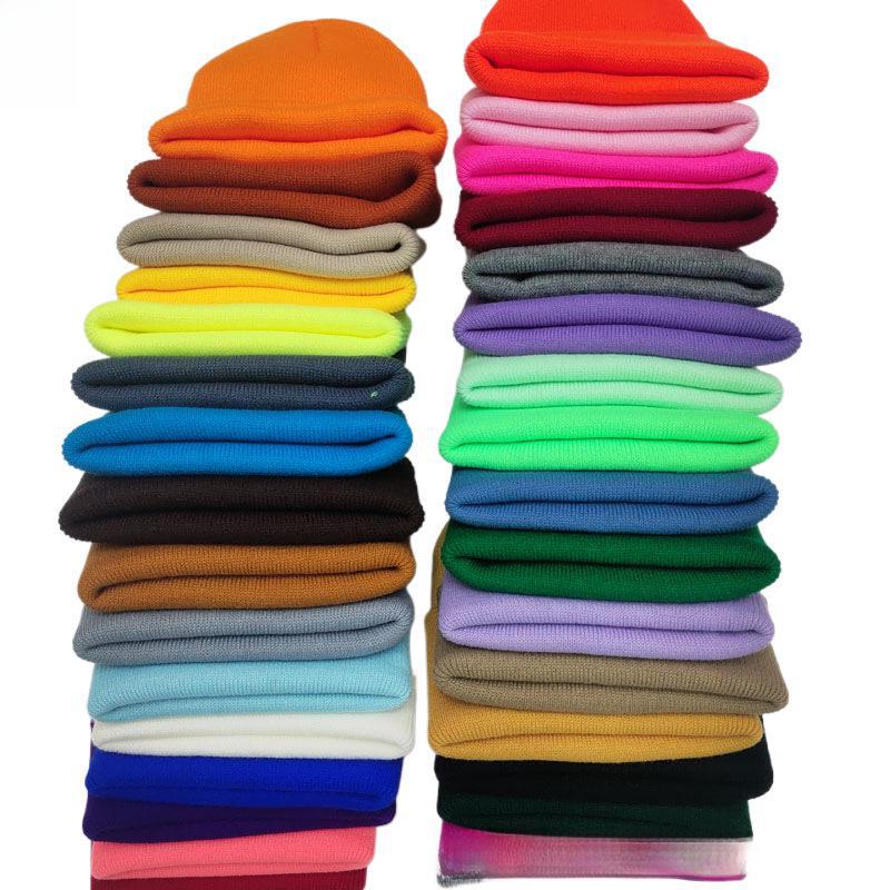 Уютные вязаные шерстяные шапки на осень и зиму - однотонные