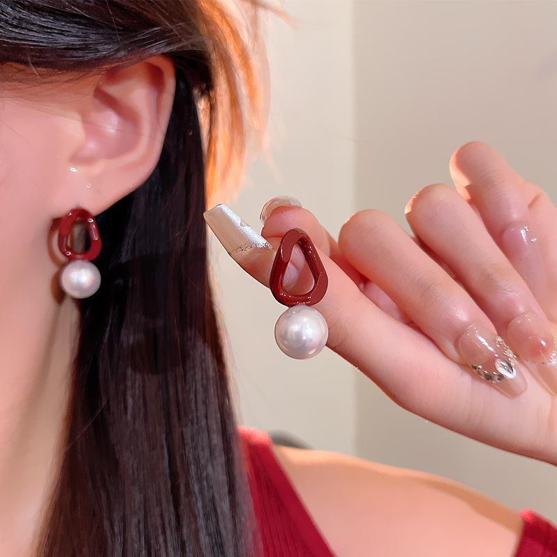 Элегантные серьги с красным геометрическим жемчугом для праздничного образа осенью и зимой