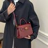 Премиальная ретро портативная маленькая сумка женская новая осенне-зимняя универсальная сумка-мессенджер для通勤 маленькая квадратная сумка
