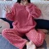 Женский милый мультяшный фланелевый пижамный комплект с круглым вырезом - Теплый полосатый набор домашней одежды из кораллового флиса для осени и зимы