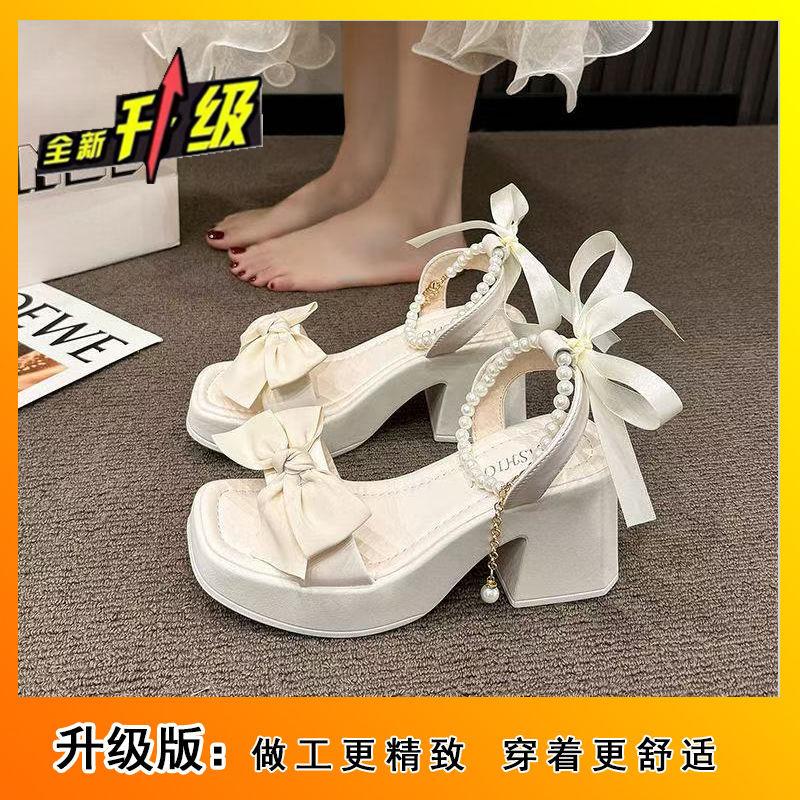 Французское красивое слово с босоножками на высоком каблуке женщины носят маленькие мужчины в юбках пляжные сандалии 2025 новое лето