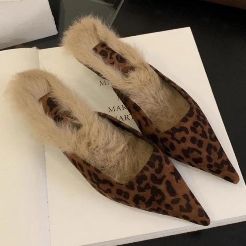 Меховые леопардовые женские тапочки с острым носком, сексуальные замшевые толстые туфли-мюли, женская зимняя трендовая обувь 2025 года, элегантное платье Zapatillas De Mujer