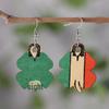 Улица. Деревянные серьги с подвеской в виде зеленого котенка и клевера ко Дню Святого Патрика