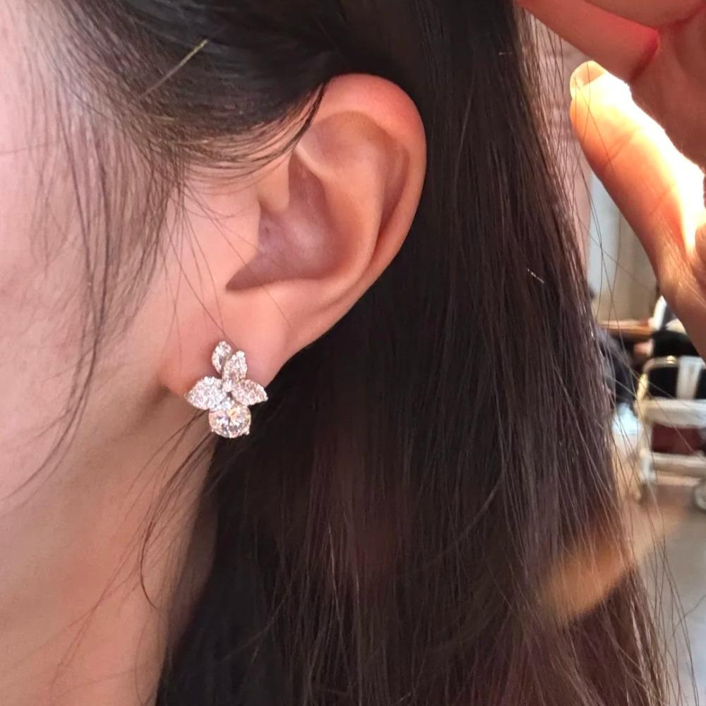 Elegant 2 Carat Zircon Clover Earrings for Women Sparkling Micro Pave Diamond Stud Earrings Luxury Style