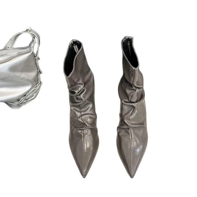 Осенью и зимой 2025 года модными будут новые женские ботильоны на тонком каблуке с острым носком и плиссировкой, из тонкой мягкой кожи, на высоком каблуке с молнией.