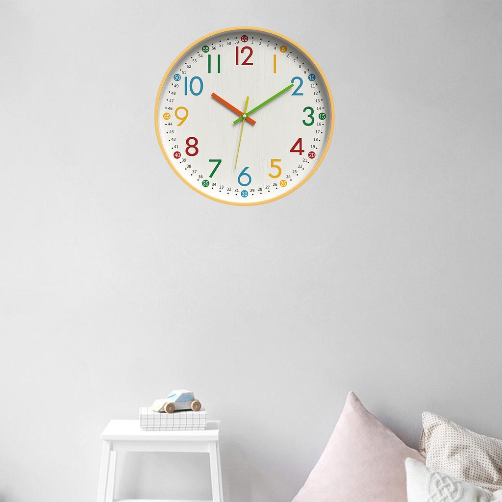 Легко читаемые цветные цифры Настенные часы Тихая работа Пластиковые часы под дерево для украшения дома, офиса, детской комнаты
