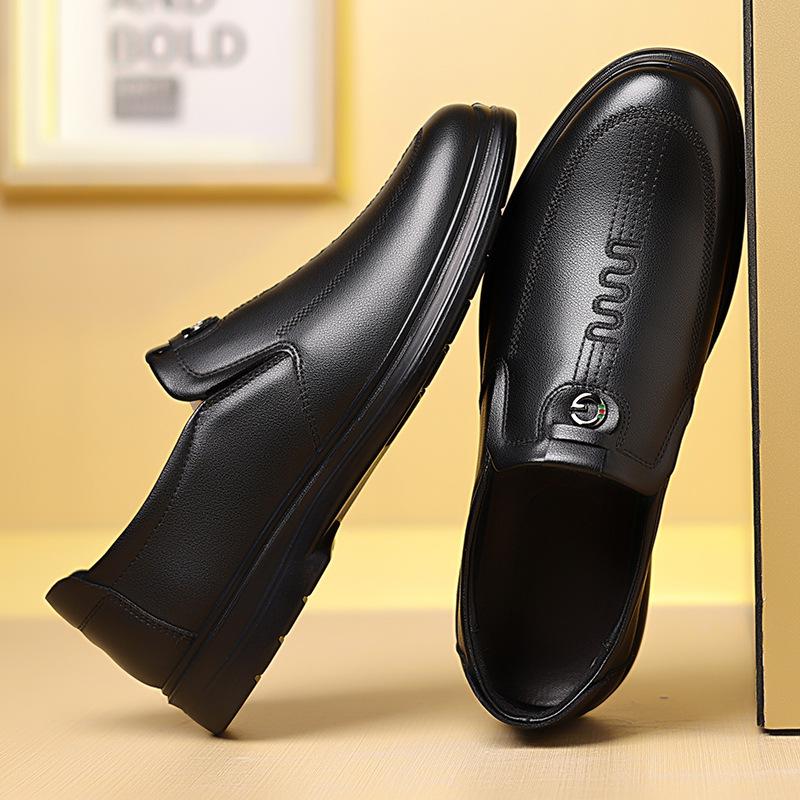 Модная деловая обувь из мягкой кожи для мужчин 2025 Осень Новые дизайнерские лоферы Мужские Однотонные Износостойкие Туфли для мужчин среднего возраста