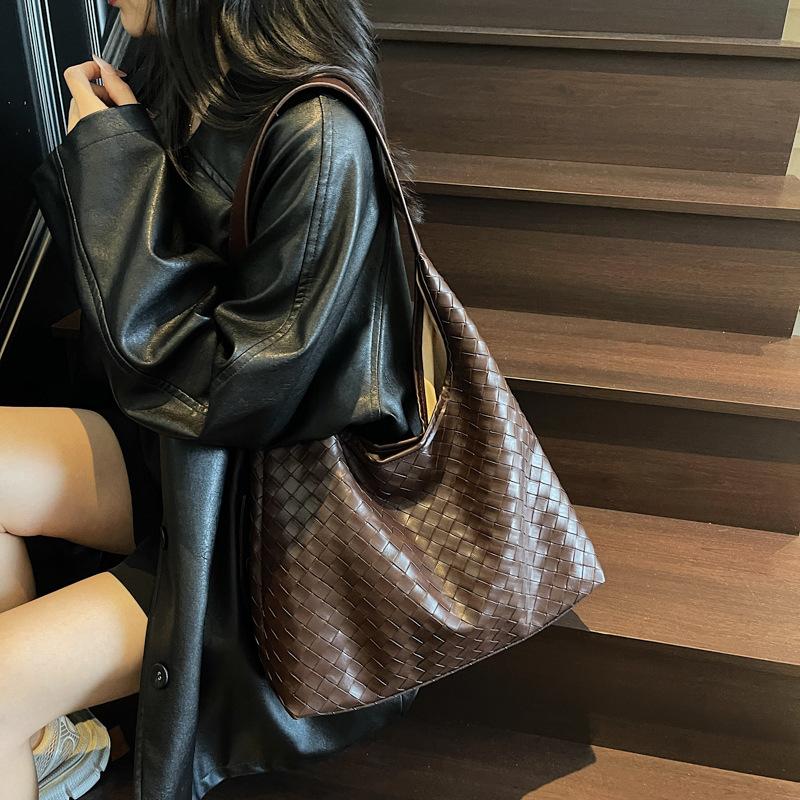 Женская сумка-тоут большой вместимости с премиальным плетеным узором, новая 2025, легкая, роскошная, с темпераментом, для通勤, на одно плечо, подмышку