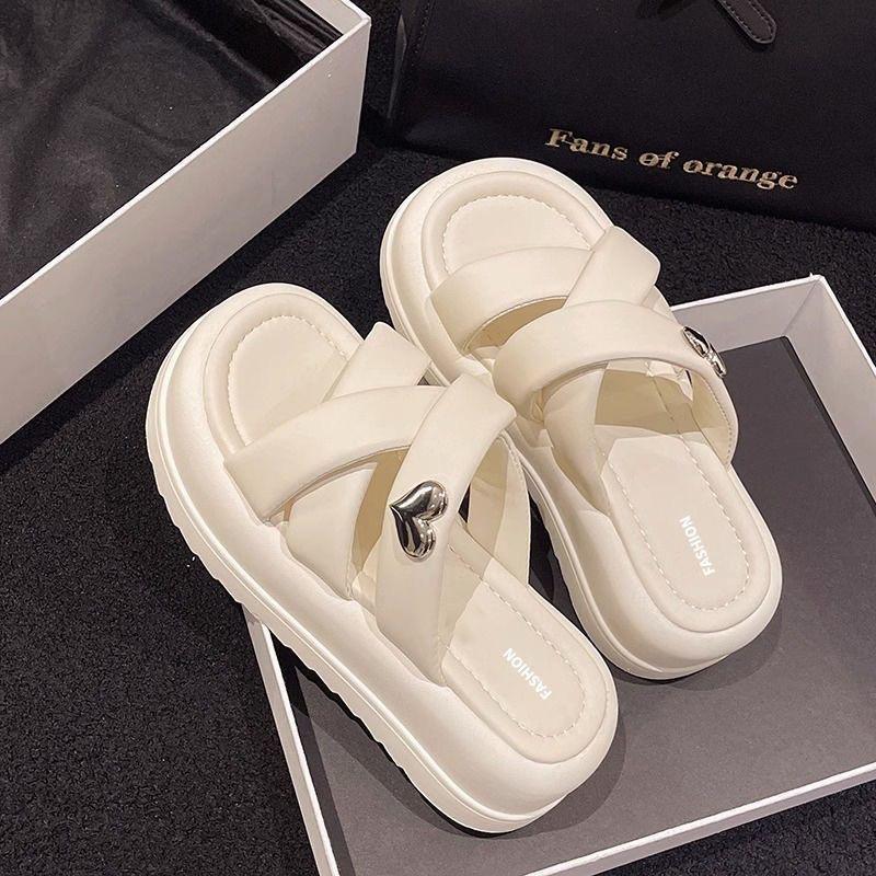 Толстые подошвы волшебные тапочки женские лето 2024 новые популярные интернет знаменитости универсальные супер огненные пляжные туфли односложные сандалии