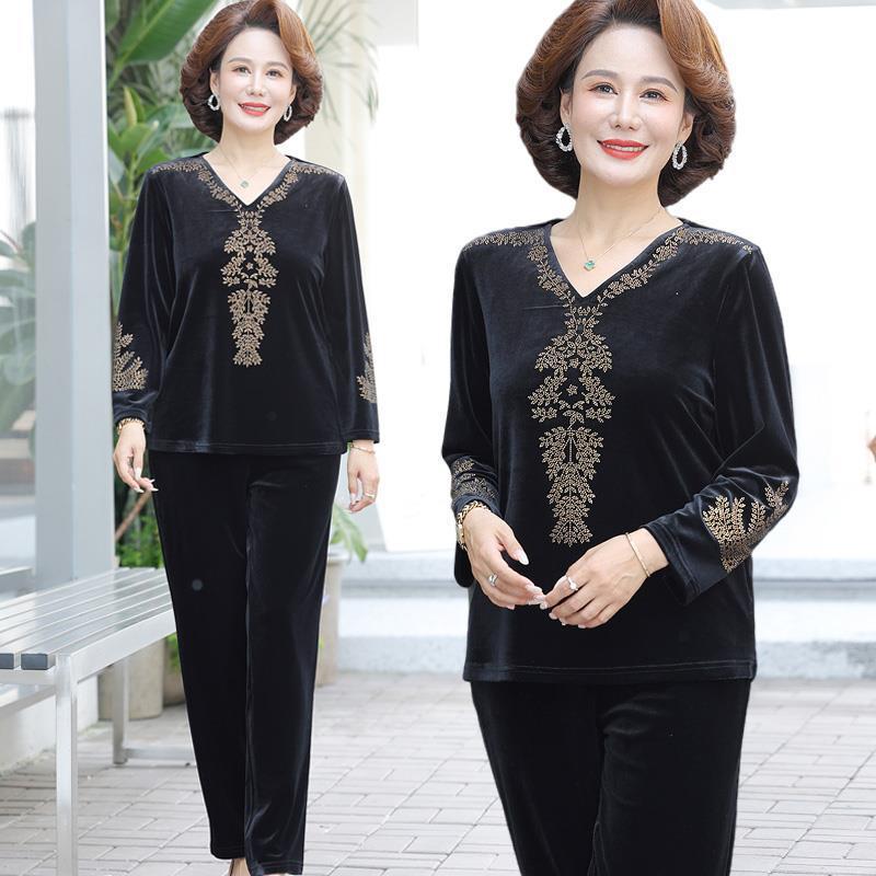 Women's Autumn Gold Velvet Suit: Fashionable, Loose-Fit Two-Piece for Middle-Aged & Elderly, Plus-Size Available.