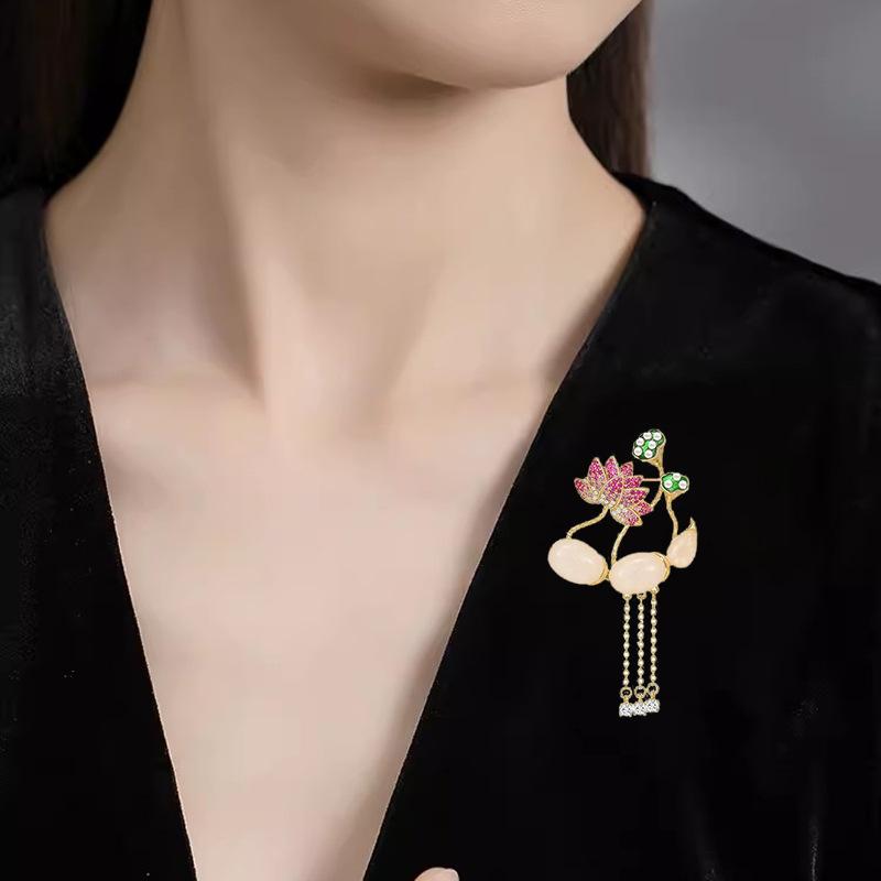 Лотос Корень лотоса Брошь с бахромой Женская Изысканная Удача Лотос Брошь Элегантный Темперамент Костюм Булавка Аксессуары