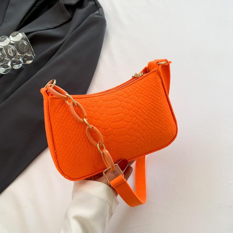 В этом году популярны маленькие сумки, женские сумки, новые трендовые модные и простые сумки через плечо, универсальные и свежие женские сумки подмышку.