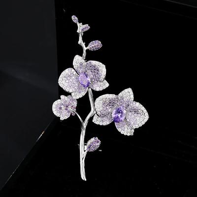 Фиолетовая брошь Фаленопсис, Высококлассная женственная элегантность, Хрустальная корсажная брошь, Легкая роскошь, Нишевая брошь-букет
