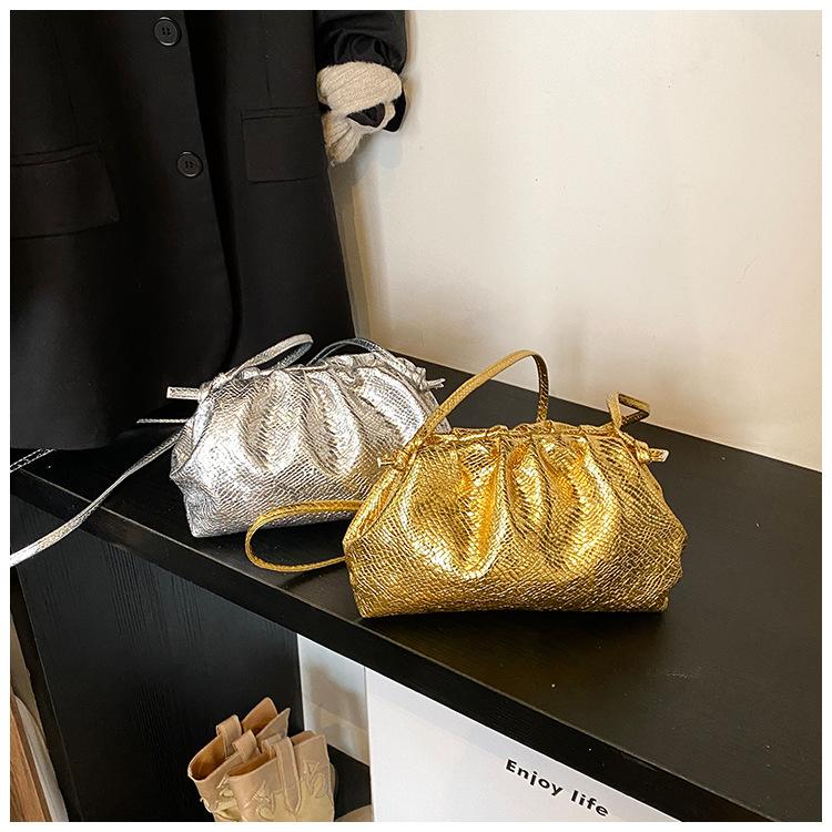 Серебряная сумка женская 2025 новый дизайн нишевая модная сумка-мессенджер популярная в этом году плиссированная сумка-облако