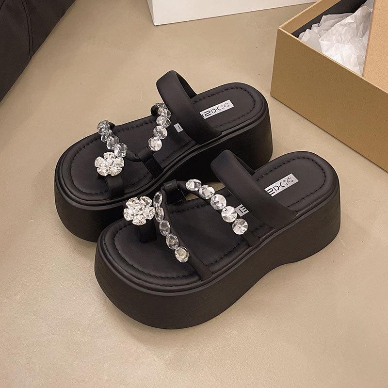 Маффиновые толстоподошвенные увеличивающие рост и крутые тапочки для женской летней носки 2025 новые модели с юбками, модный верх, носок со стразами на высоком каблуке