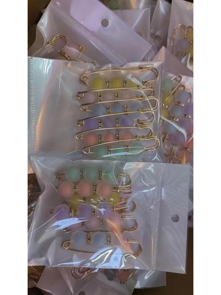 Стильная булавка для пояса с декоративными бусинами для женщин - Надежно фиксирует одежду и предотвращает оголение