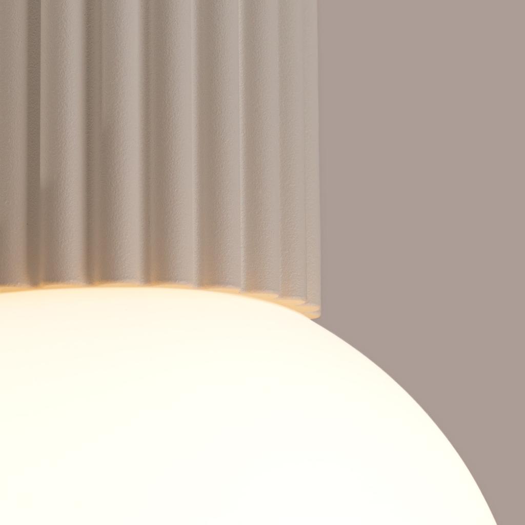 Spot Sufitowy Nowoczesny Beżowy Ryflowany Korpus Szklana Biała Kula Do Łazienki Przedpokoju 1Xg9 8W Ip44 Halo Sollux Lighting