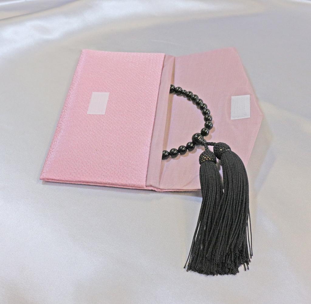 Founded in 1885, this Kyoto-made Onyx prayer beads from Nakago, Kyoto, features a silk tassel and a prayer bead pouch. Suitable for women of all