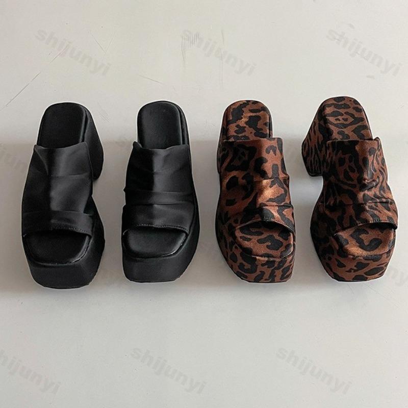 Fashion Leopard Print Designed Wedge Sandals for Women Summer 2025 New Outdoor Beach Thick Soled Fashion Sexy High-heeled Cool Slippers