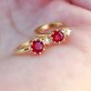 Классические серьги-кольца с рубинами в стиле легкой роскоши для женщин, простые и маленькие серьги-кольца с красным драгоценным камнем и кристаллом для повседневной носки