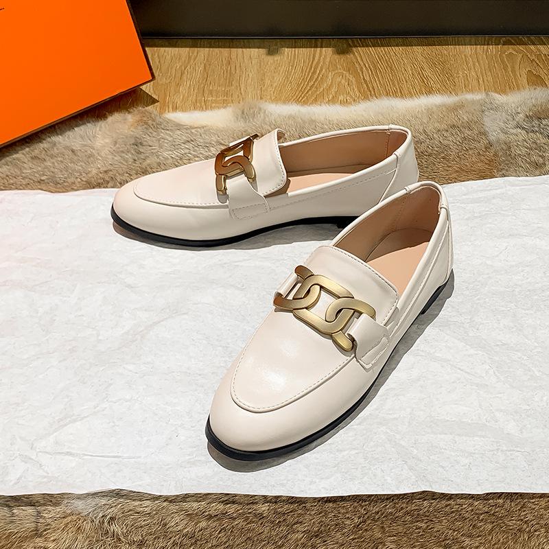 Высококачественная кожаная обувь Металлические цепи Плоская подошва Женские Мулы с круглым носком Весна Осень Однослойные Мокасины Женские Удобные Слипоны Лоферы