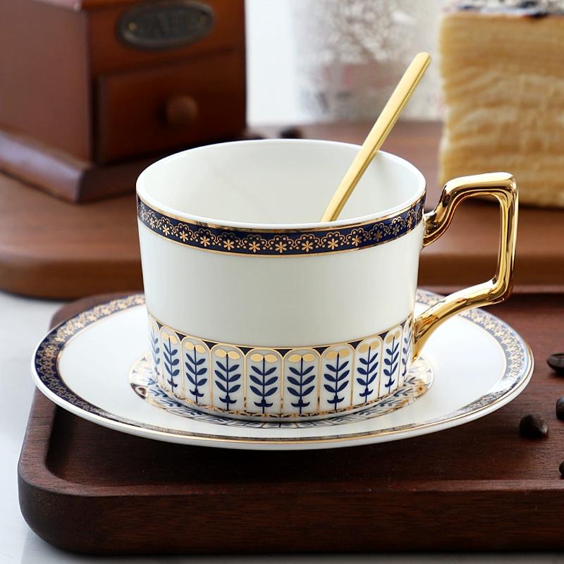 Кофейные чашки и блюдца из тонкого костяного фарфора, 270 мл, красиво глазурованные, с золотой отделкой, чайная чашка с ручкой, керамические кофейные чашки с золотой ложкой