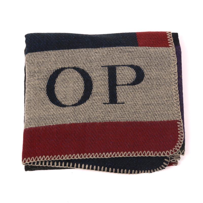 Шаль, шарф, накидка, плащ из искусственного кашемира того же цвета и с крупными цветными блоками на подиуме.