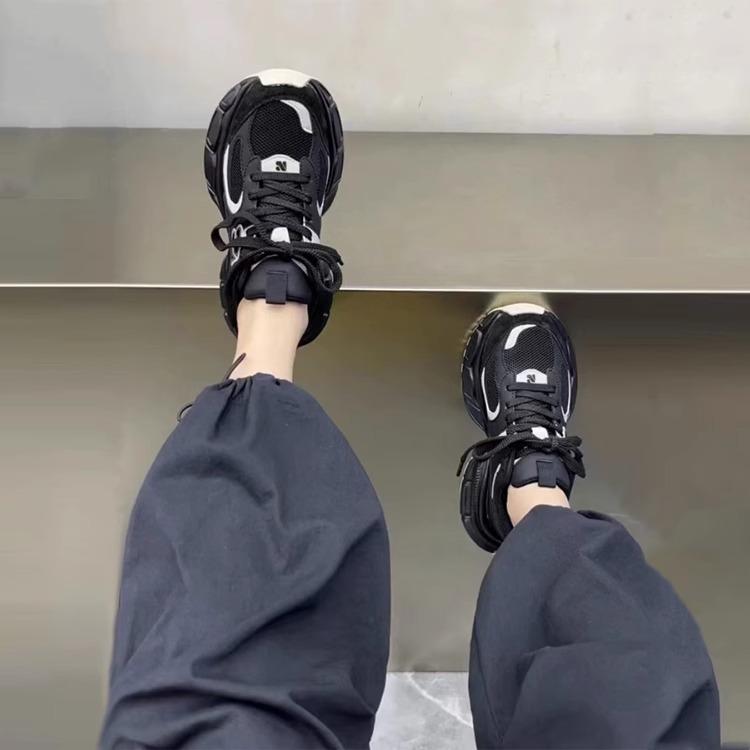 Повседневная обувь. Весенние модные кроссовки для маффинов. Универсальная обувь для папы на толстой подошве.