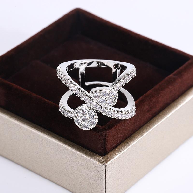 Европейская и американская личность Простой микро-инкрустированный бриллиантами темперамент Преувеличенное кольцо на указательный палец Аксессуары Женское кольцо Женщины