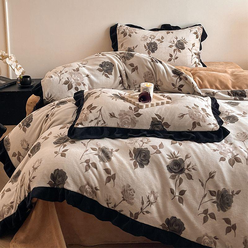 G5Z Постельное белье из молочного велюра и кружева: Утолщенный четырехсекционный комплект из фланели и кораллового флиса, двусторонний, с пододеяльником.