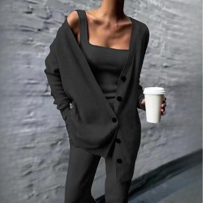 Вязаный летний женский комплект из трех предметов: пальто, жилет и брюки