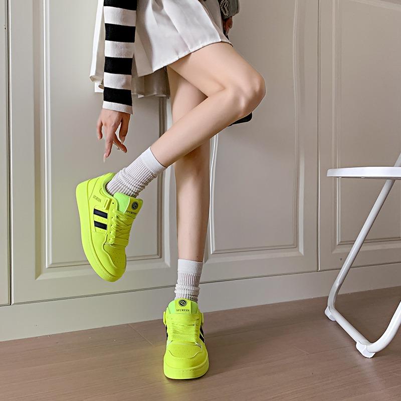 Модные женские кроссовки Новые модные туфли с аэрационной пластиной для женщин Универсальная платформа для пары Белые туфли Уличные повседневные кроссовки Женские