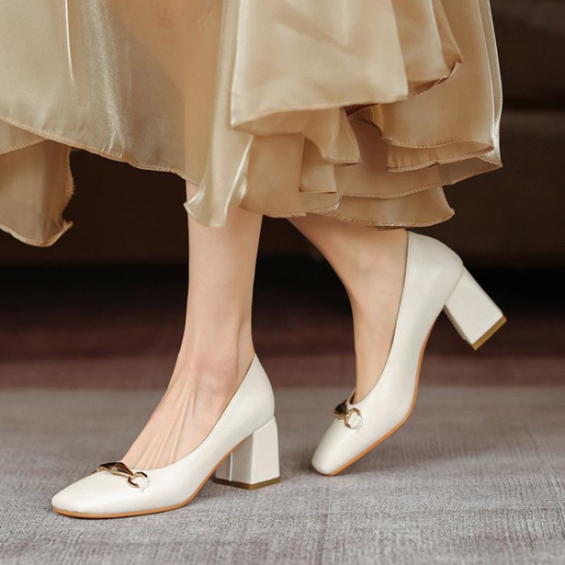 Новая модная женская обувь на плоской подошве, резиновая мягкая подошва, большой размер, квадратный каблук, удобный средний каблук, однотонная, на один педаль, всесезонная