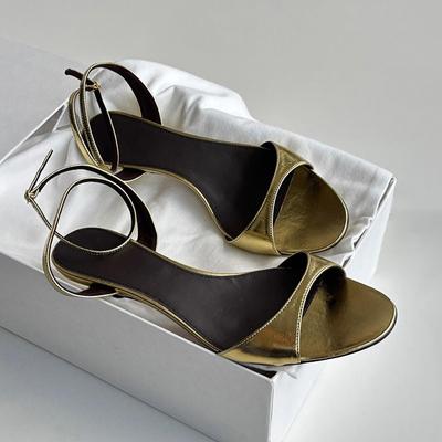 Овчина универсальна и высококлассна с золотыми сандалиями, женскими туфлями-лодочками и крутыми шлепанцами с открытым носком.