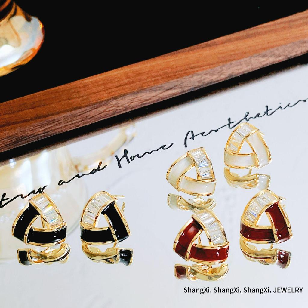 Элегантные серьги-подвески в форме треугольника с цирконами, эмалью и бриллиантовыми акцентами – Серебро S925