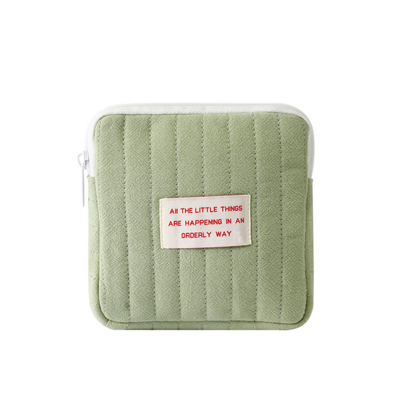 Сумка для хранения помады держалась рука об руку с сумкой для полотенец тети