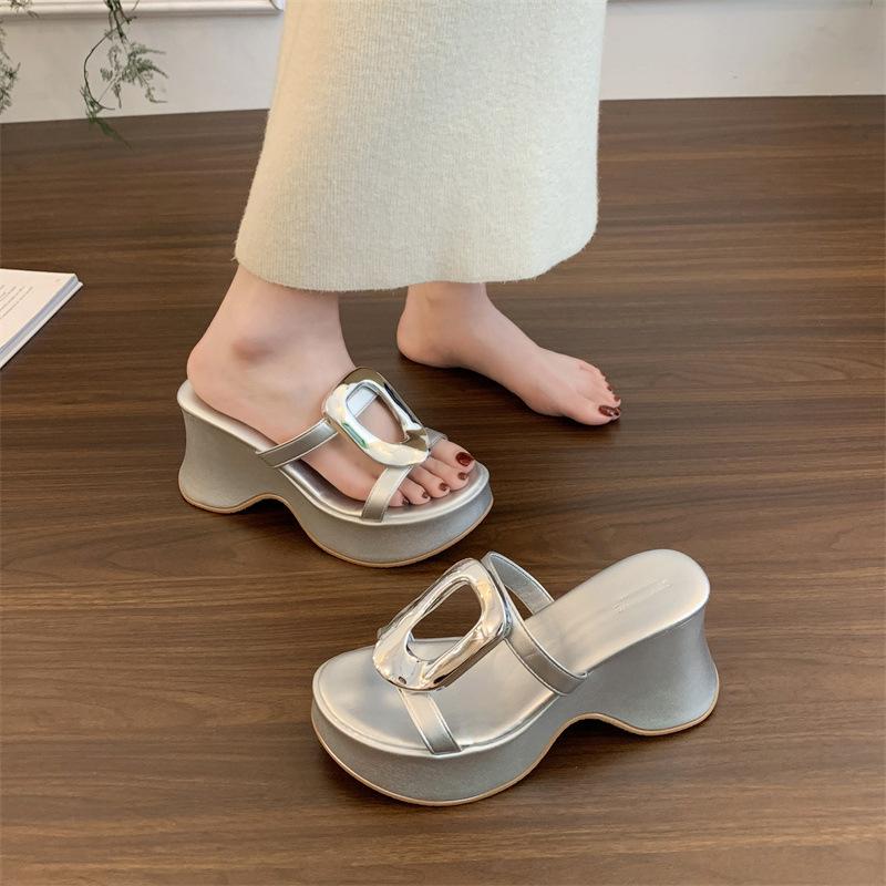 Модные темпераментные шлепанцы на толстой подошве, с квадратным носком, металлическим декором, крутые, на высоком каблуке, для женщин, для ношения летом 2025 года