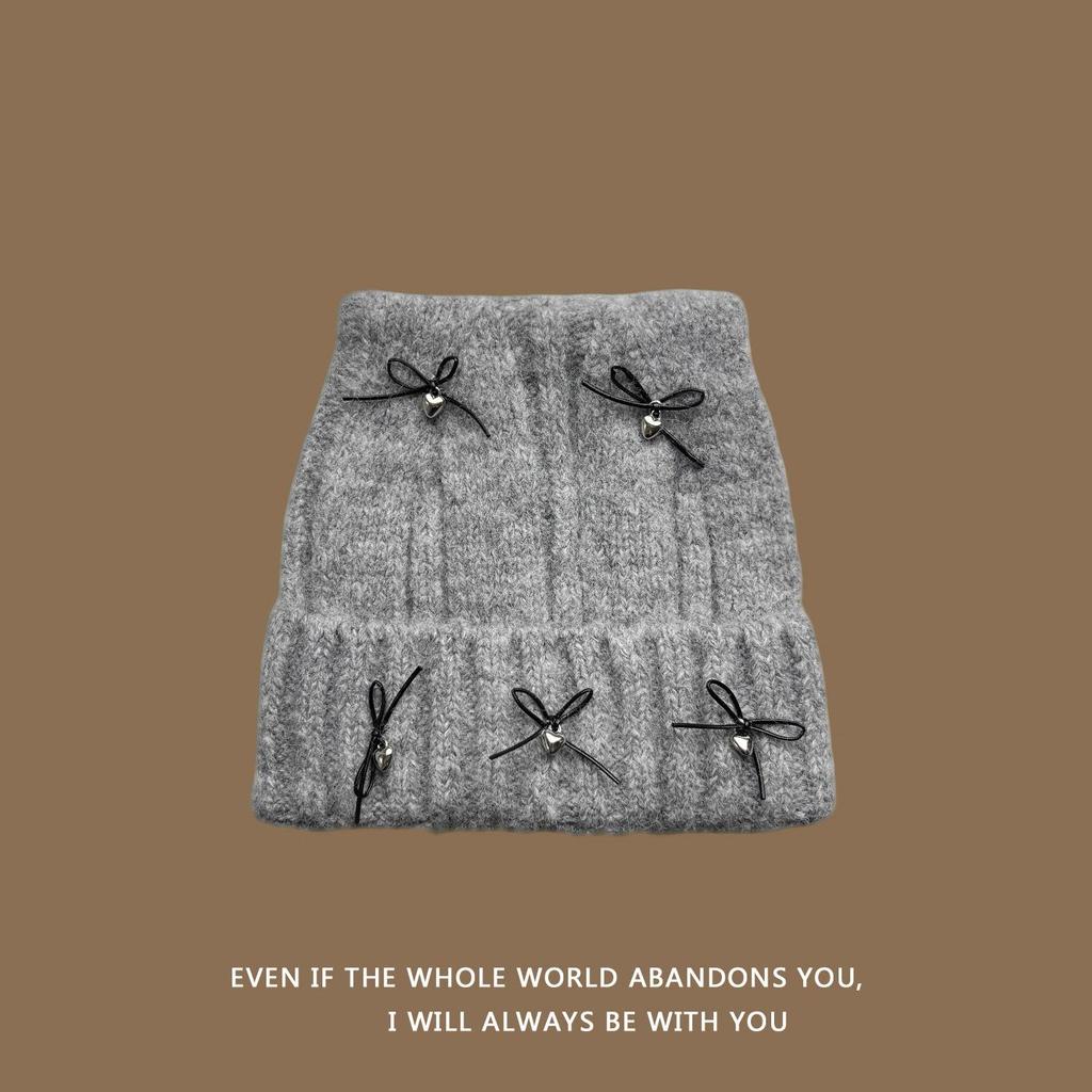 Вязаная шапка с кошачьими ушками на осень/зиму 2025 - Теплая и универсальная, с дизайном в виде банта, который подчеркивает лицо